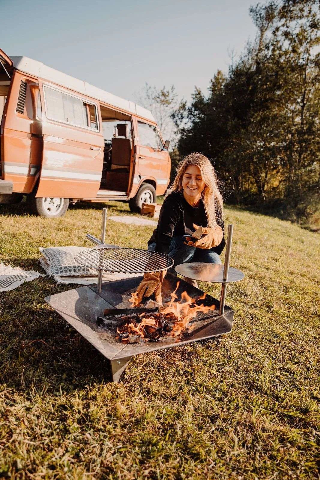 Camionnette camping vintage orange avec porte coulissante ouverte