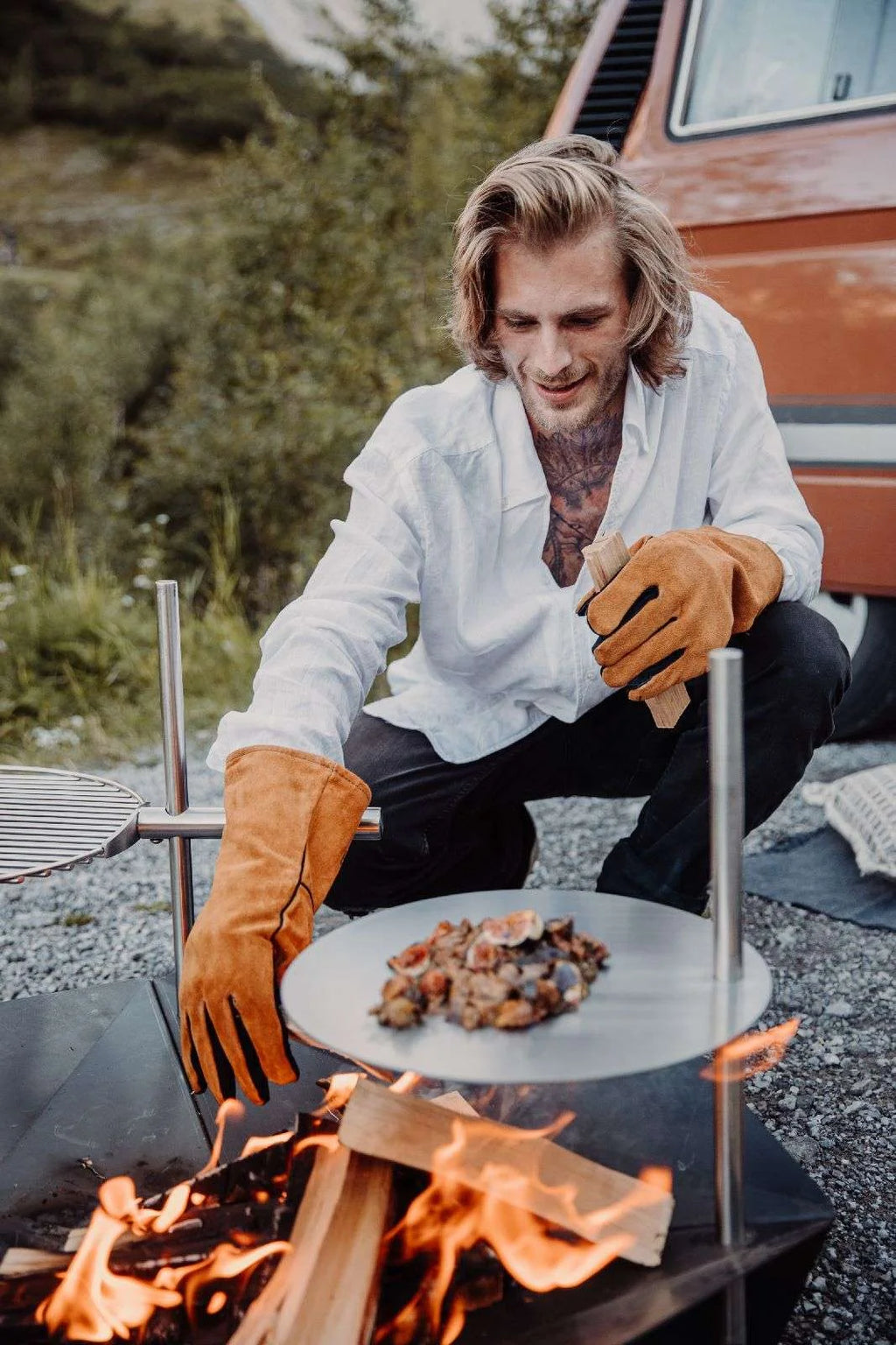 Gant en cuir orange à conception résistante au feu, adapté à la cuisine en extérieur.