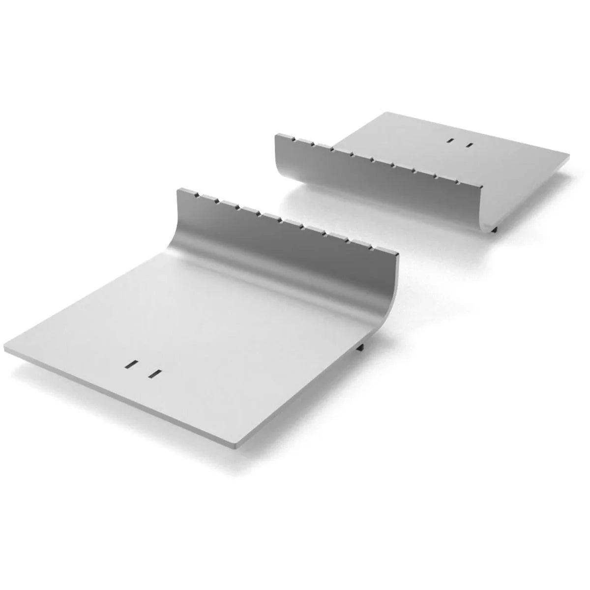 Ensemble de couvre-grils en acier inoxydable argenté avec bords surélevés et fentes pour la ventilation.