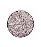 Perles polymères granulaires blanches dans un récipient circulaire noir.
