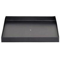 Plateau rectangulaire noir avec un petit trou unique au centre, probablement fabriqué en plastique ou en métal.