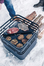 Barbecue au charbon avec couvercle et poignée noirs, conçu pour la cuisine en extérieur.