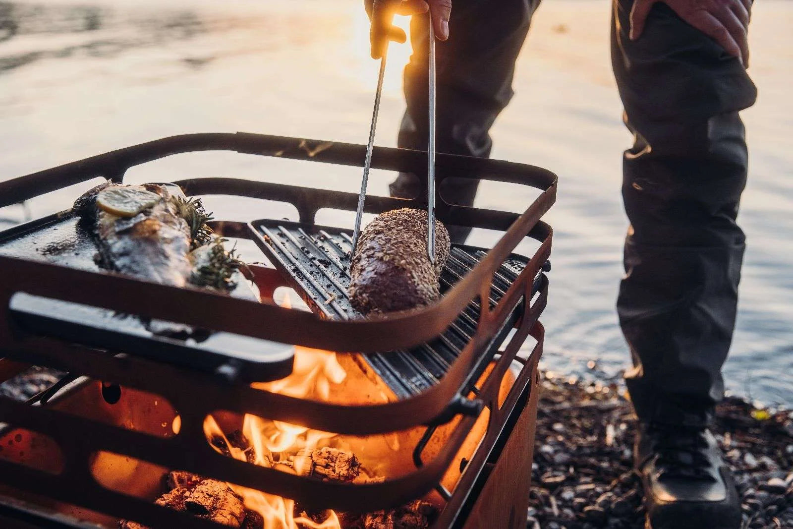 Barbecue au charbon avec grille en métal et bûches en bois.