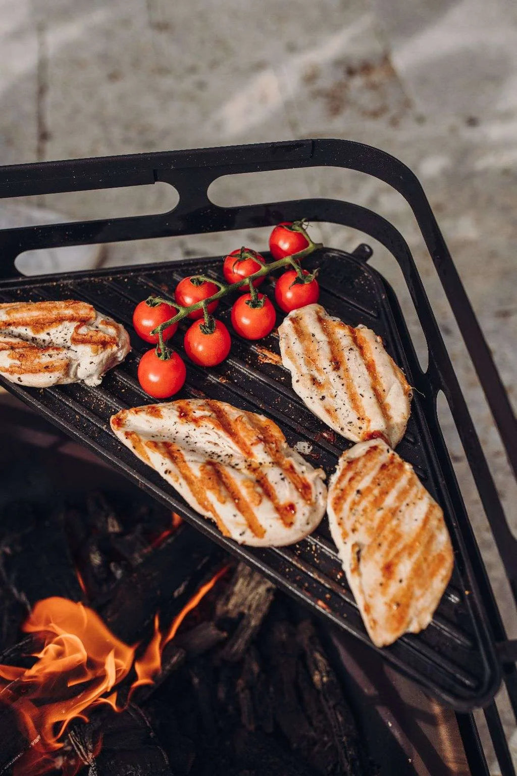 Poêle à griller en fonte noire avec poignées et design de flamme