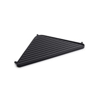 Tapis de protection en caoutchouc noir en forme de triangle avec surface cannelée et petites ventouses sur le dessous.