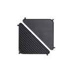 Tapis de grille en caoutchouc noir texturé avec languettes d’angle pour un placement facile sur les grilles.