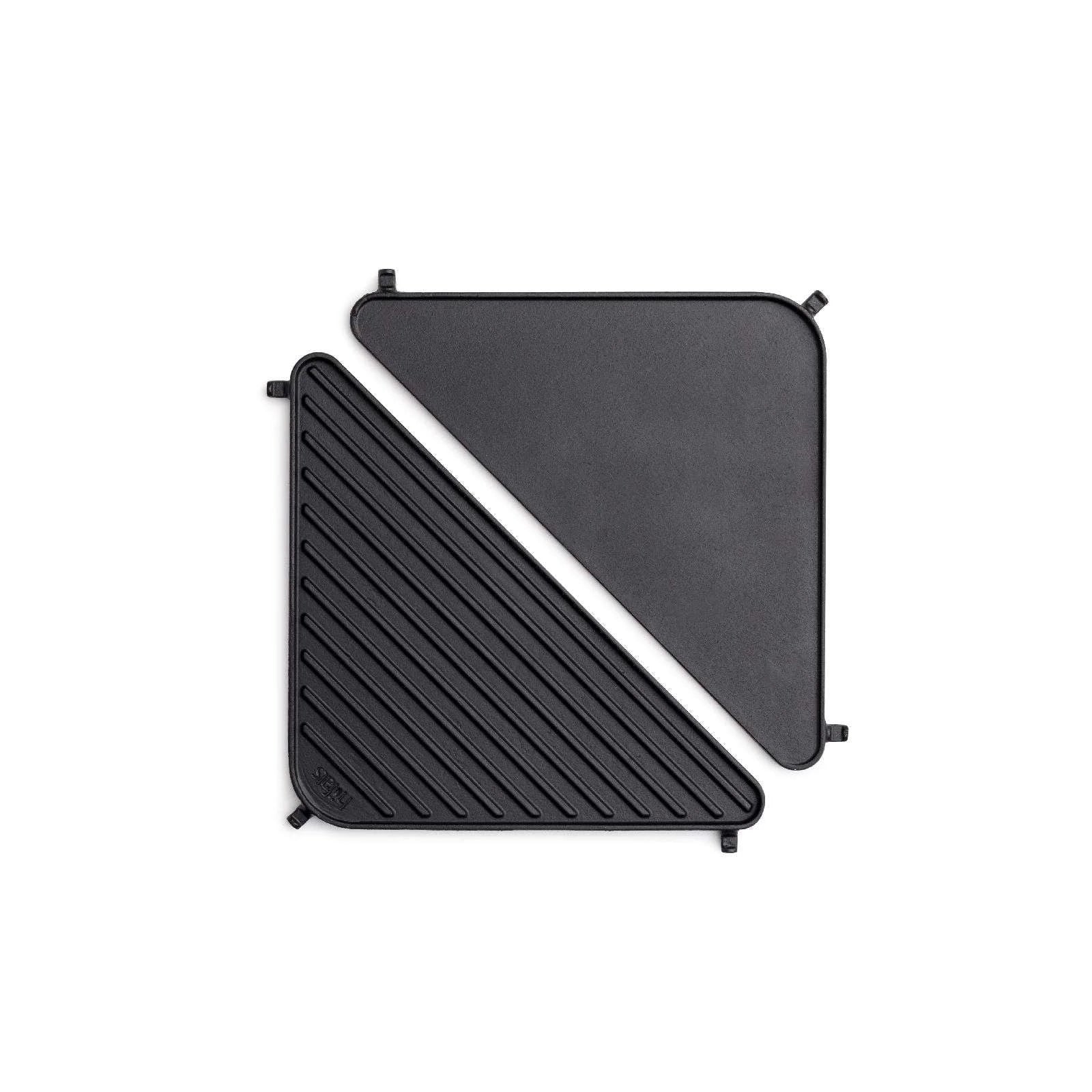 Tapis de grille en caoutchouc noir texturé avec languettes d’angle pour un placement facile sur les grilles.
