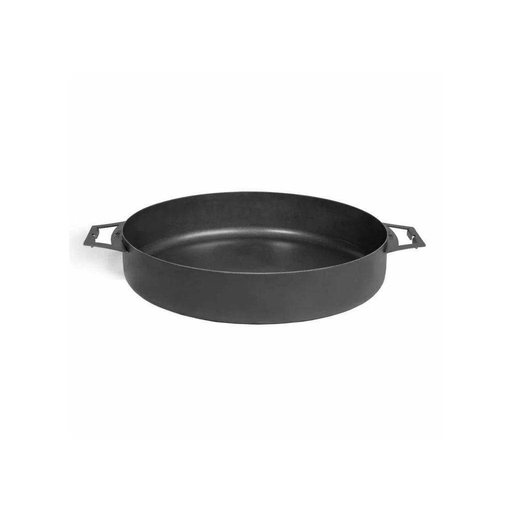 Poêle antiadhésive noire avec deux poignées et un fond plat.