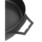 Cocotte en fonte noire avec poignée carrée et marque ’crock-pot’.