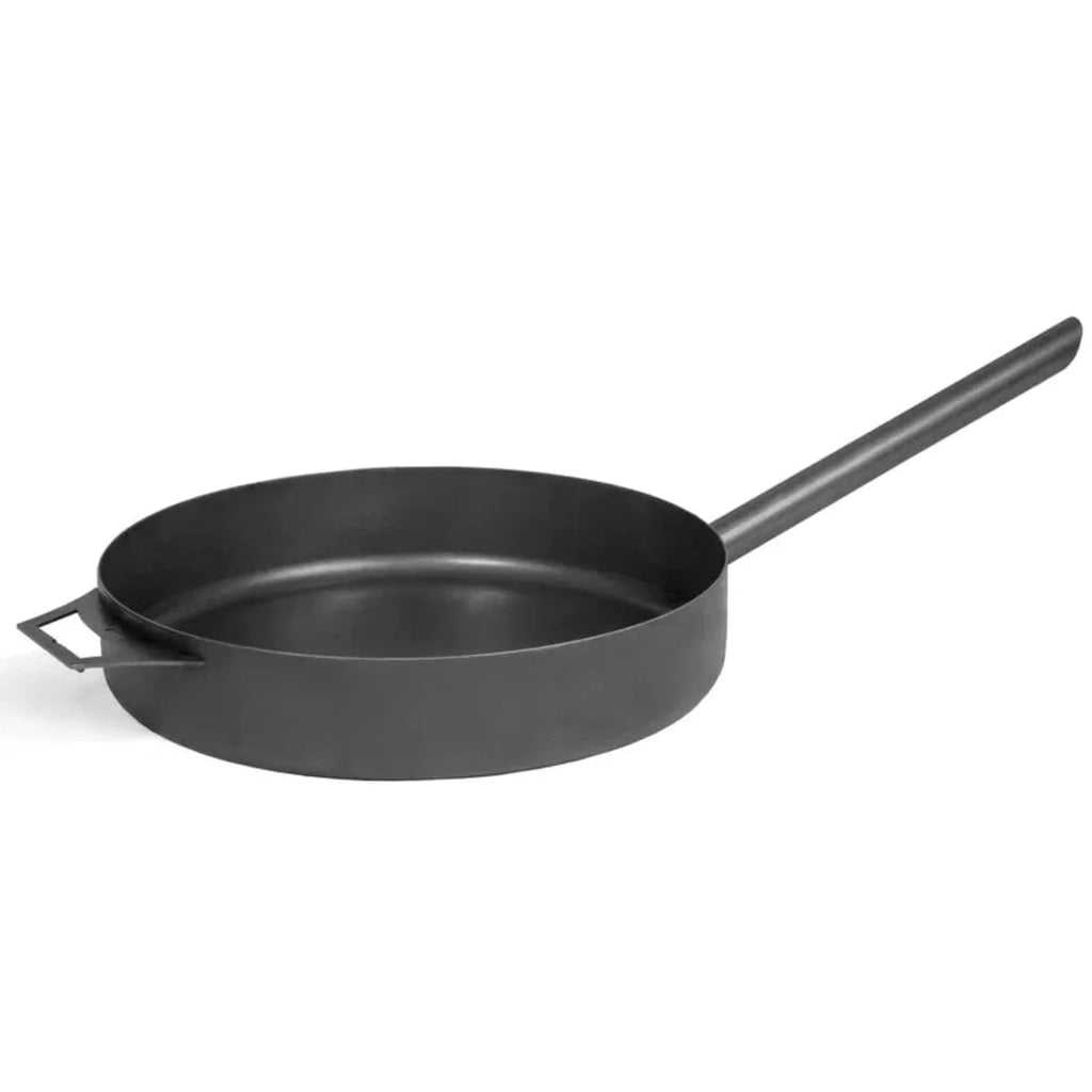 Poêle en fonte noire avec un long manche et une poignée latérale unique.
