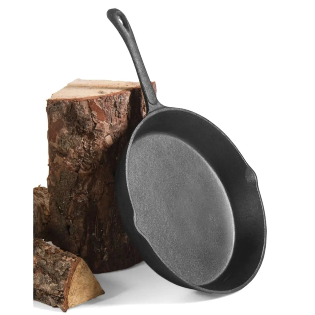 Poêle en fonte avec poignée et couvercle noirs, design rustique.