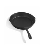 Poêle en fonte avec manche et bord noirs, conçue pour la cuisson.