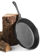 Poêle en fonte avec poignée courbée et finition noire, adaptée à la cuisson en extérieur.