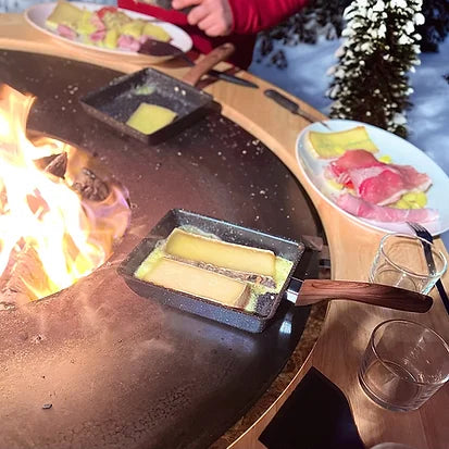 Poêlons à raclette set x2 carrés antiadhésifs sur brasero en fonte noire