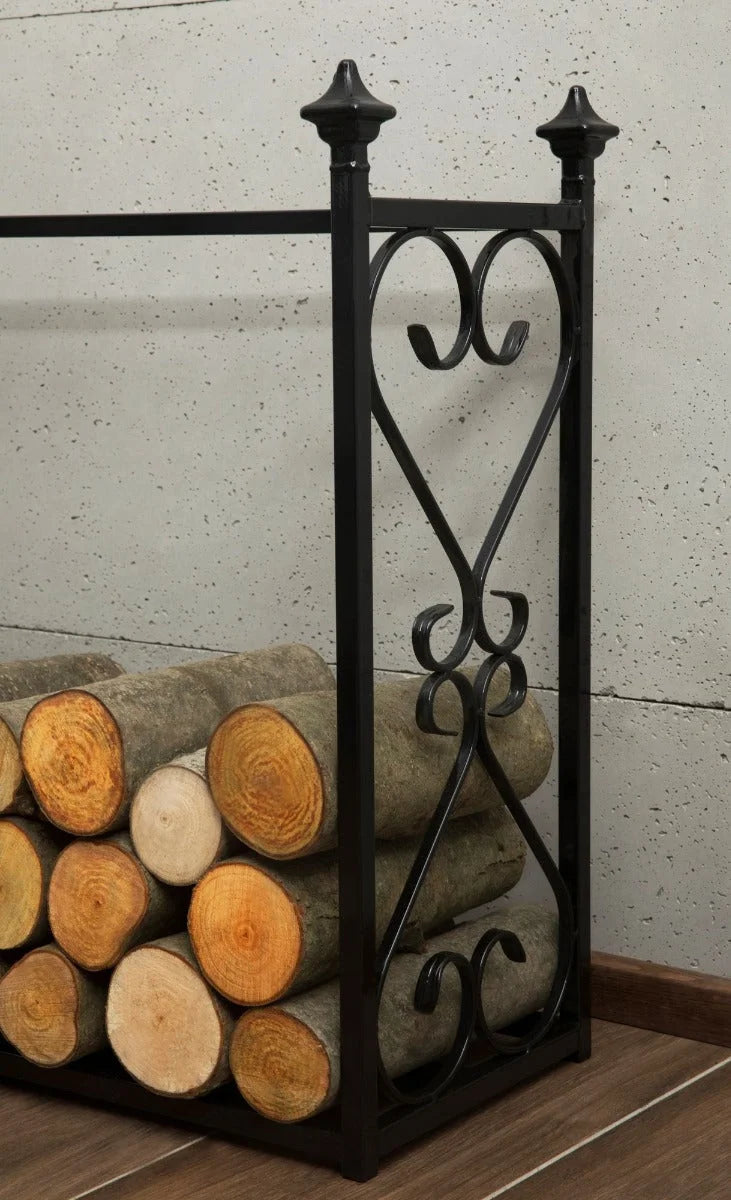 Porte-bûches en fer forgé avec découpes en forme de cœur et finitions, finition noire.