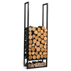 Porte-bûches en métal noir avec bûches empilées et étagère inférieure pour l’allume-feu.