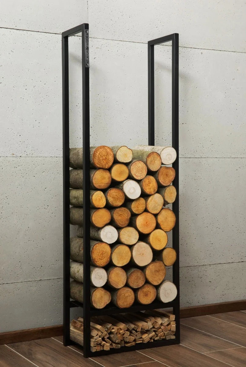 Porte-bûches en métal noir avec bûches verticales et poignées horizontales pour un accès facile.