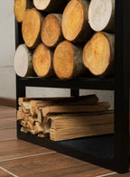 Rangement de bûches en métal noir avec des bûches empilées et du bois fendu en dessous.