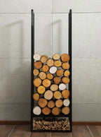 Rangement à bûches en métal noir avec des bûches empilées et du petit bois à la base, design moderne.
