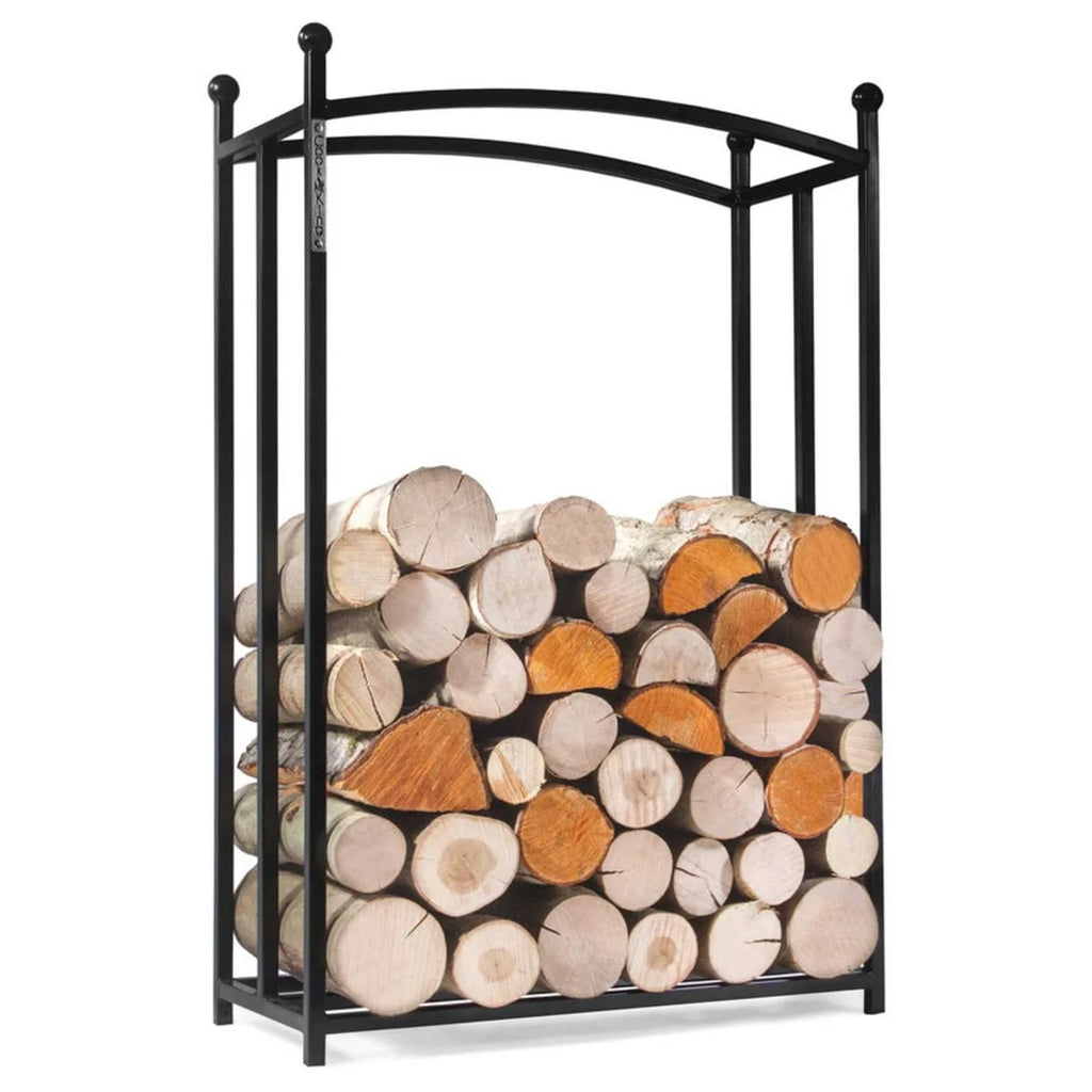 Porte-bûches en métal noir avec un haut courbé et des pommeaux ronds, contenant des bûches empilées soigneusement dans diverses nuances de brun.