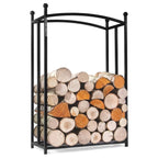 Porte-bûches en métal noir avec un haut courbé et des pommeaux ronds, contenant des bûches empilées soigneusement dans diverses nuances de brun.