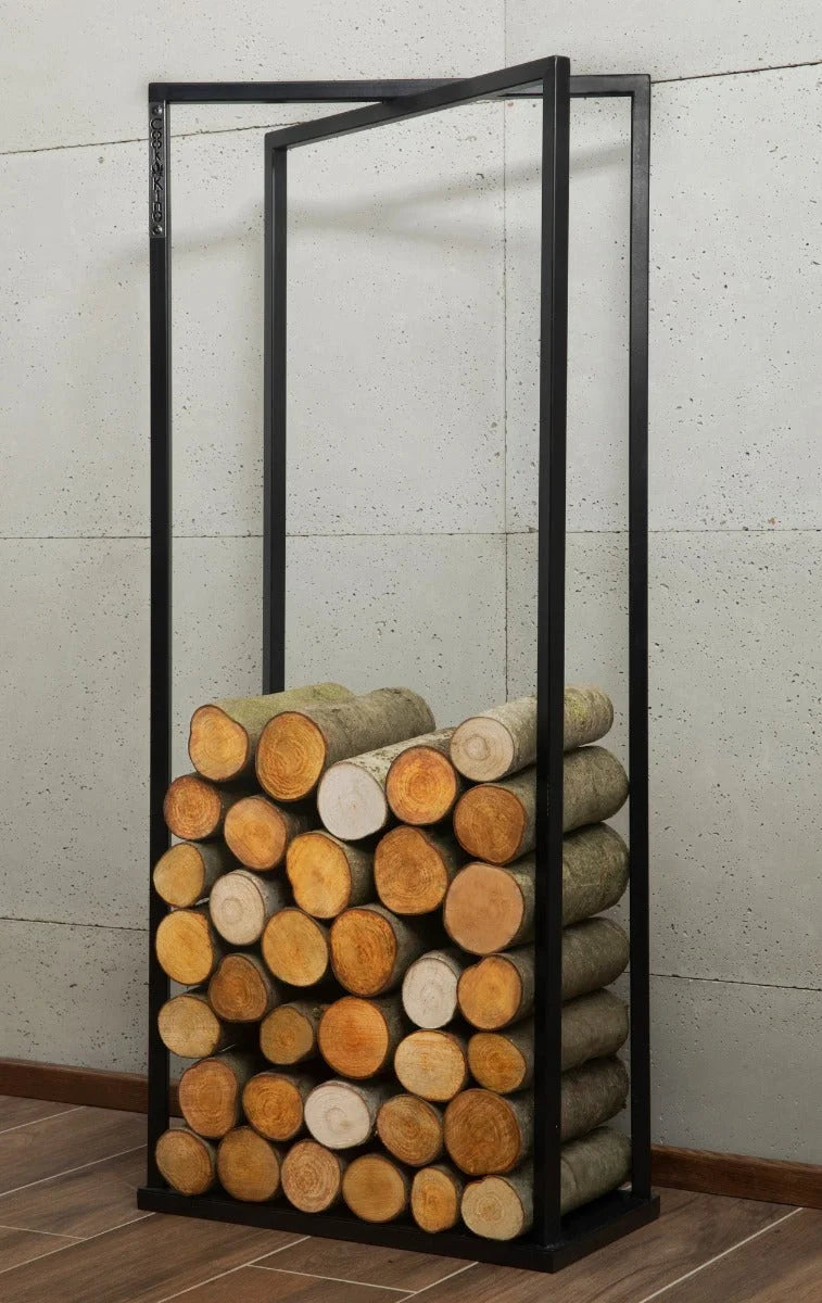 Porte-bûches en métal noir avec des bûches empilées dans diverses nuances de brun et de vert.