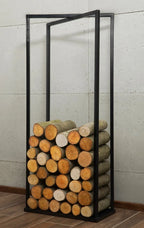Porte-bûches en métal noir avec des bûches empilées dans diverses nuances de brun et de vert.