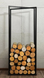 Porte-bûches en métal noir avec devant en verre et bûches en bois à l’intérieur.