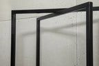 Paroi de douche noire sans cadre avec finition mate et design moderne.
