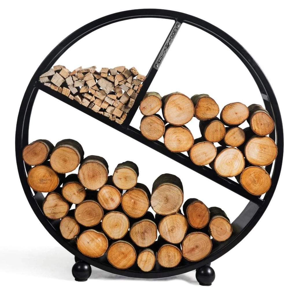 Rangement à bois en métal noir avec trois compartiments, chacun contenant différents types de bois et d’allume-feu.