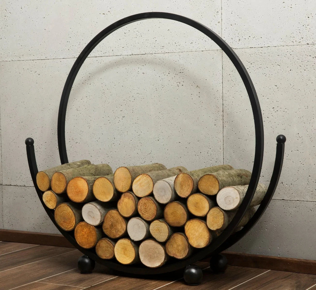 Porte-bûches en fer forgé noir avec un haut courbé et des pieds sphériques