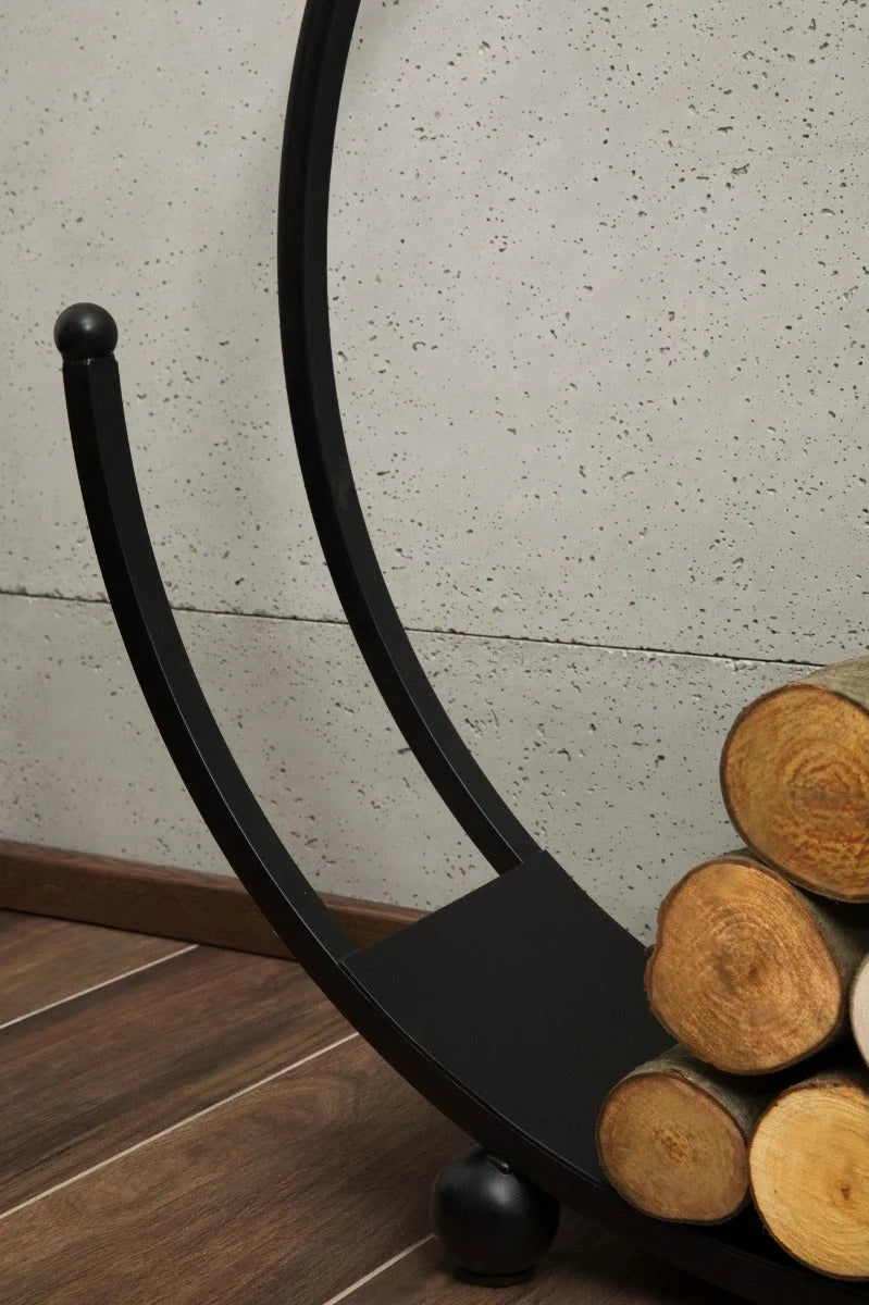 Porte-bûches en métal noir avec design courbé et pieds sphériques.