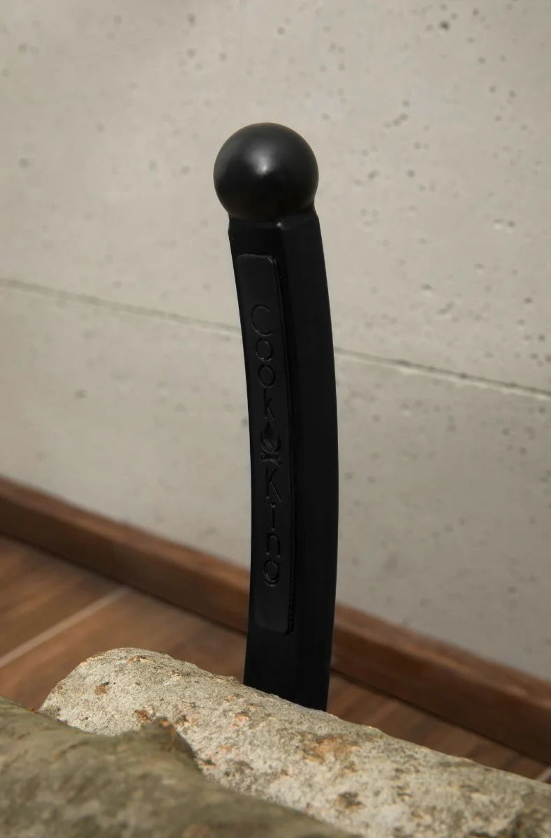 Souris d’ordinateur ergonomique noire avec poignée texturée et conception de molette de défilement, probablement de la marque Logitech.