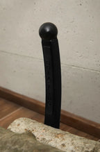 Souris d’ordinateur ergonomique noire avec poignée texturée et conception de molette de défilement, probablement de la marque Logitech.