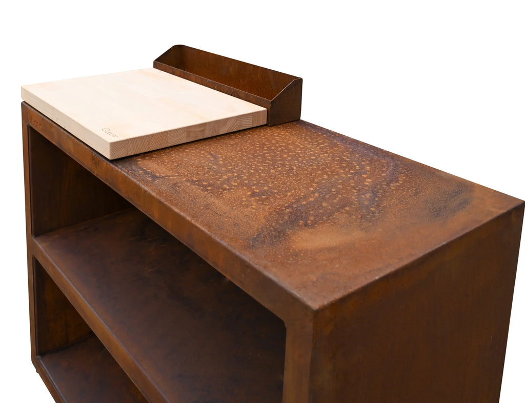 Île de cuisine en acier corten brun rustique avec une planche à découper beige clair reposant sur sa surface