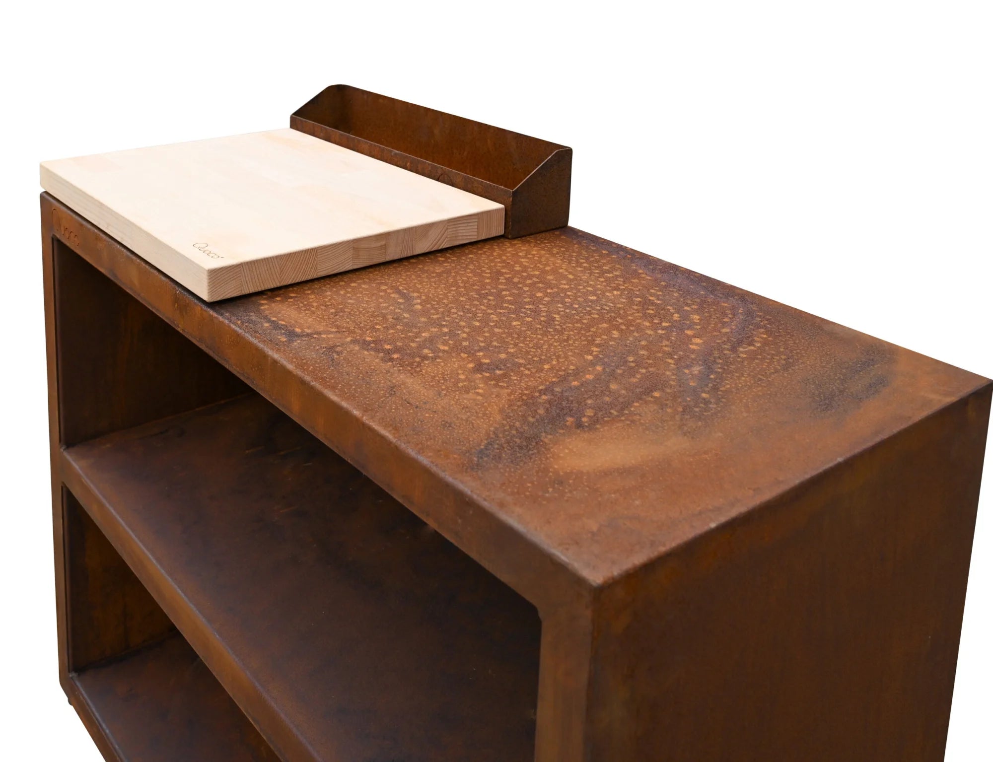 Île de cuisine en acier corten brun rustique avec une planche à découper beige clair reposant sur sa surface