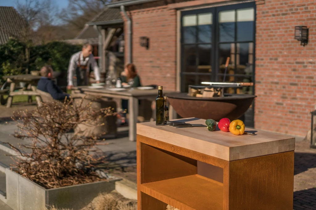 Île de cuisine extérieure en bois avec un plan de travail lisse et clair, et des étagères ouvertes en dessous