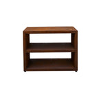 Table d’appoint en bois brun à deux étagères avec un design minimaliste et de petits pieds noirs.