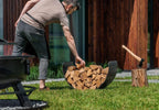 Porte-bûches courbé noir avec poignées en bois et cadre en métal, conçu pour une utilisation en extérieur.