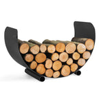 Porte-bûches en métal noir courbé avec des bûches empilées à l’intérieur.