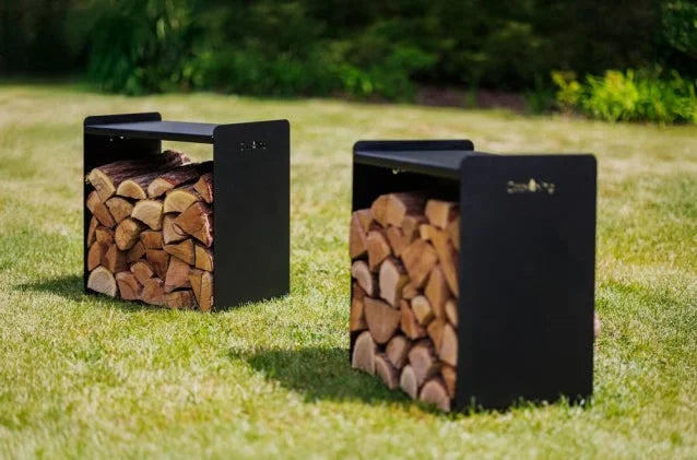 Boîte de rangement de bois de chauffage noir avec un design élégant et moderne et une construction en métal robuste.
