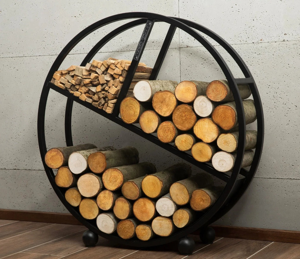 Portoir à bois circulaire noir avec des bûches et de l’allume-feu à l’intérieur, design moderne.