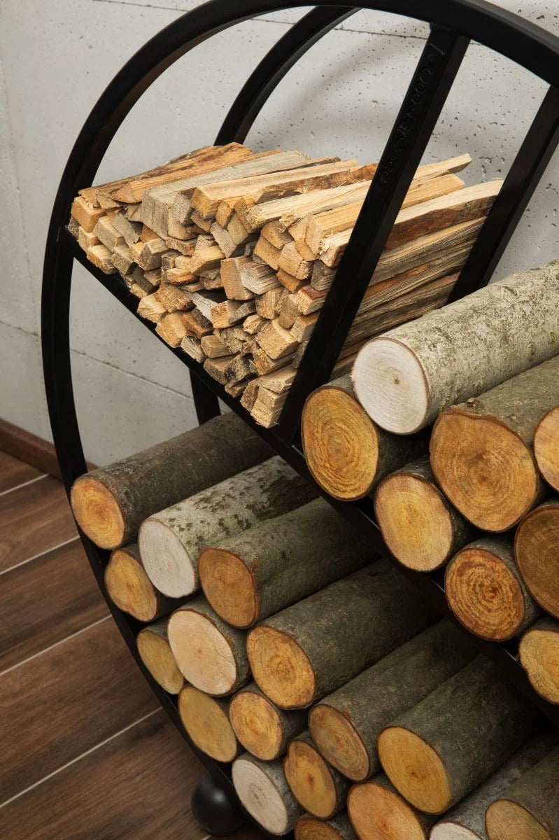 Rangement à bûches en spirale noire avec structure métallique et bûches en bois à l’intérieur.