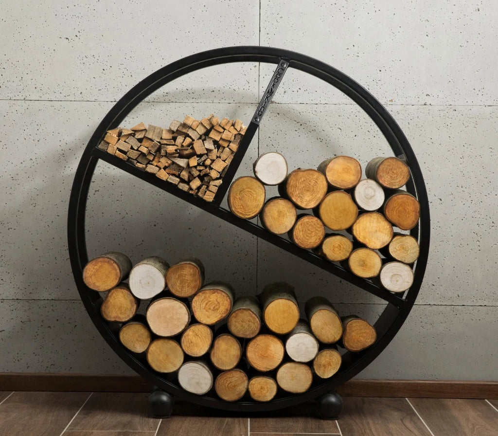 Support à bois circulaire noir avec trois compartiments, chacun contenant différents types de bois et d’allume-feu.
