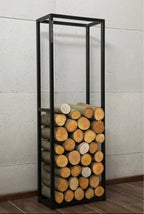 Rangement à bûches en métal noir avec panneaux en verre et bûches empilées dans diverses nuances de marron, vert, jaune, orange, rouge, gris, blanc, bleu, violet, rose, or, argent, bronze.