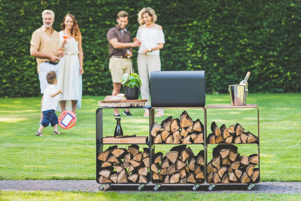 Chariot de rangement pour bois de chauffage noir à roulement avec plusieurs compartiments et roues pour une mobilité facile.