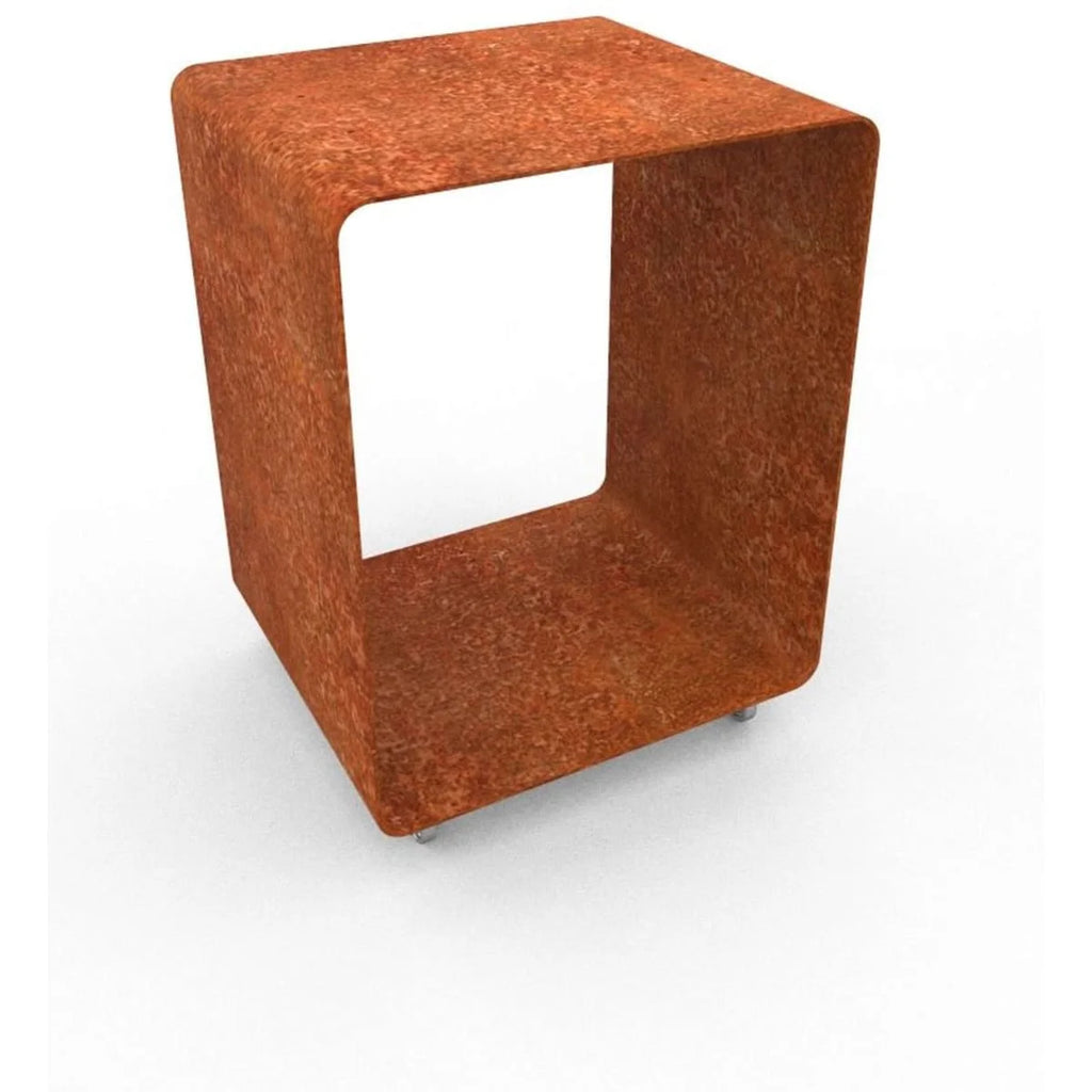 Table d’appoint cubique rouille avec découpe carrée et pieds en métal.