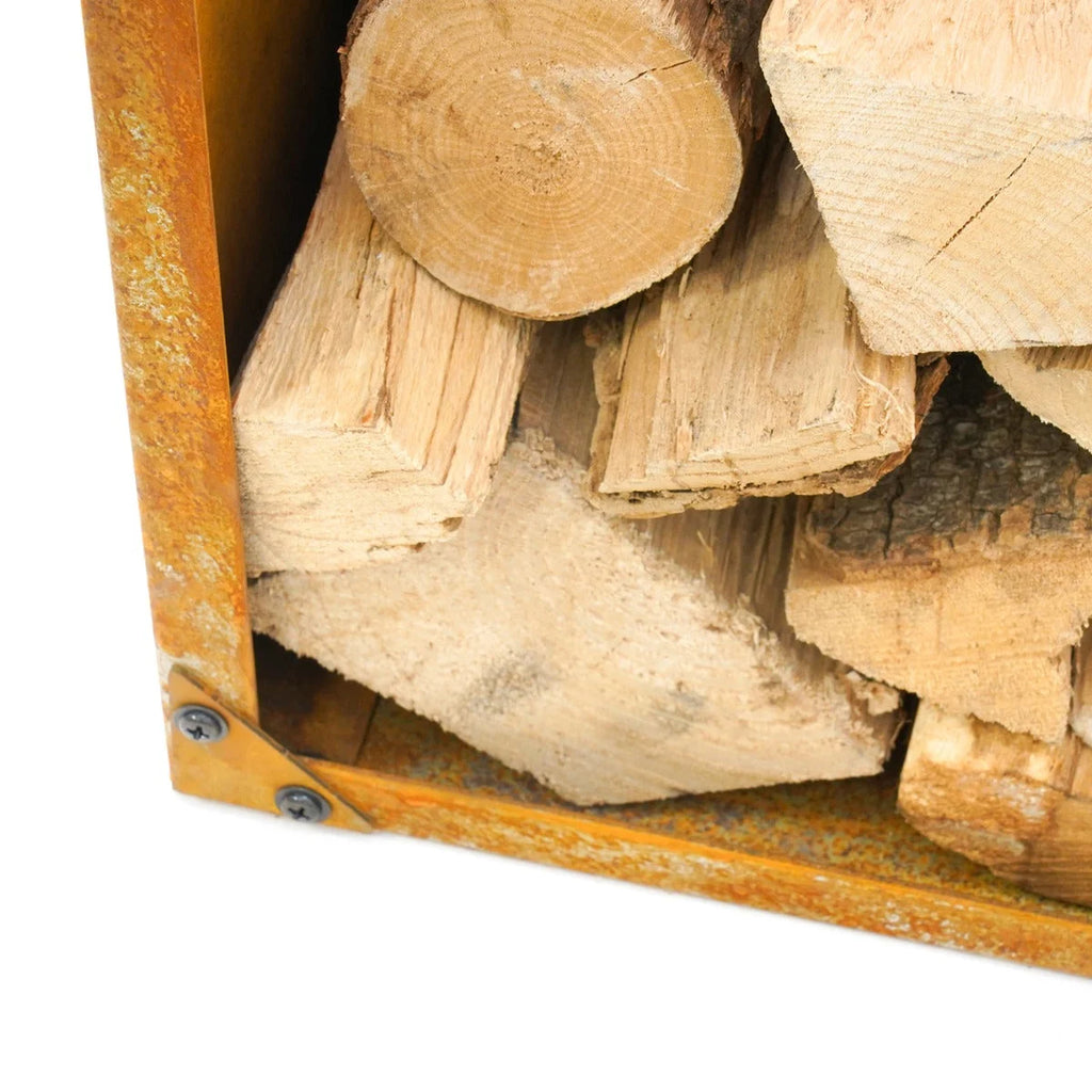 Rangement à bûches en bois avec finition en bois naturel et quincaillerie en métal.