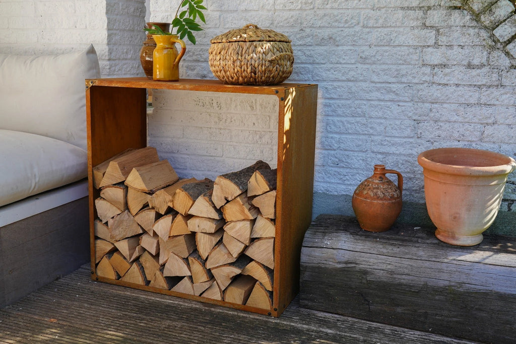 Boîte de rangement en bois pour bûches avec un design rustique et une finition naturelle.