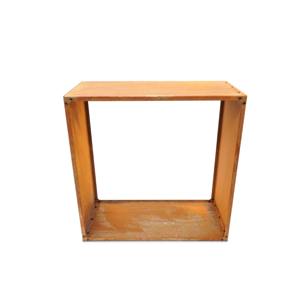 Étagère cubique en bois avec une finition rustique et un design ouvert.